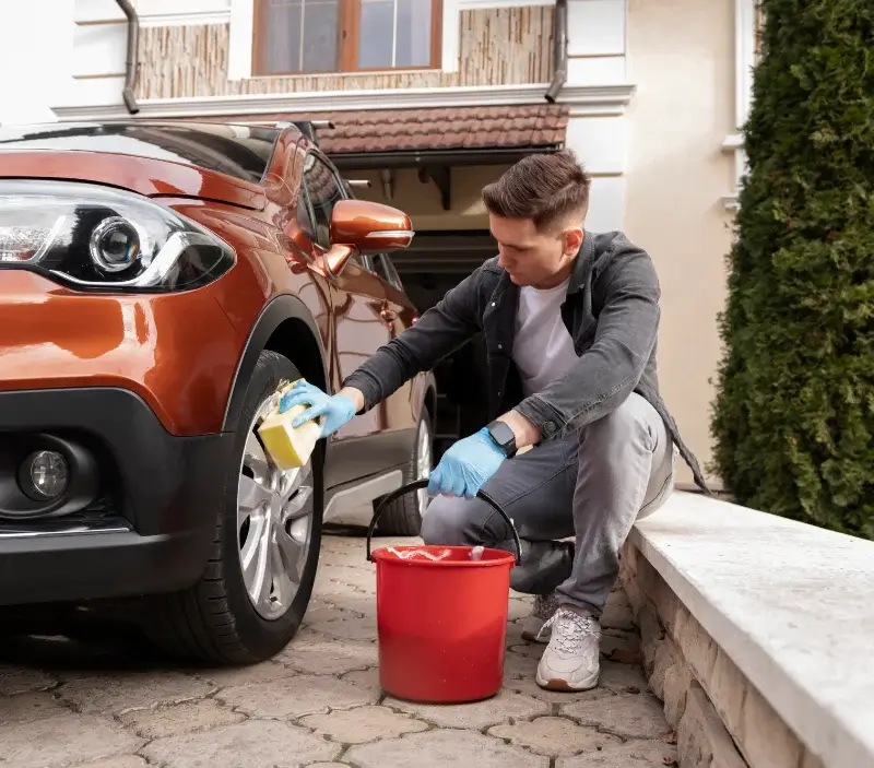 Lavage auto à domicile Saint-Michel-de-Llotes : professionnel intervenant sur un véhicule